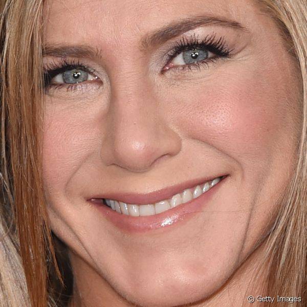 Jennifer Aniston optou por visual minimalista, com olhos iluminados e c?lios alongados